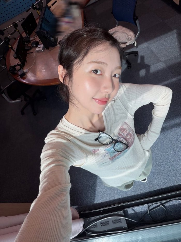 ෆ 12시엔 주현영 ෆ오랜만에 화창한 오늘☀️이 가을 지나가기 전에 바짝 즐기자구요????#12시엔주현영#열두시엔주현영#주디#주현영#SBS#라디오#파워fm#1077.jpg