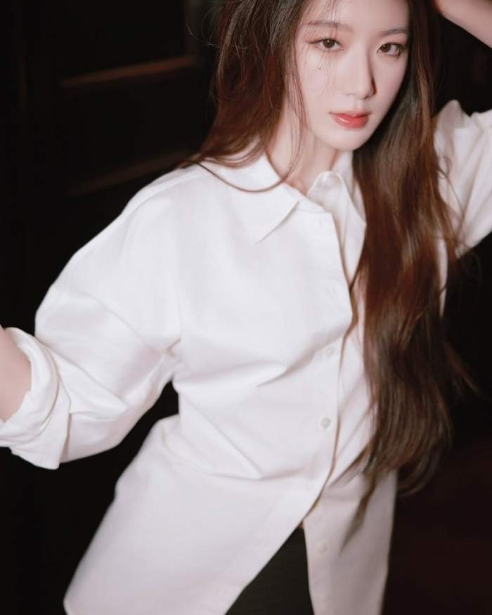 흰 셔츠 코디의 정석…아이들 슈화, 도발 눈빛 장착