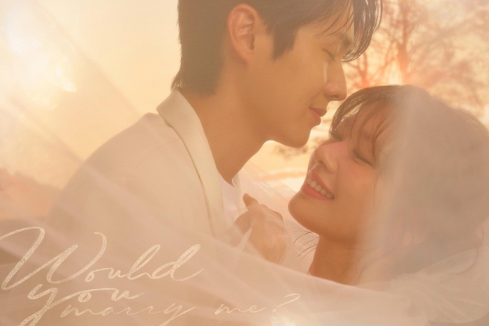 '우주메리미' 최우식♥정소민, '초밀착' 웨딩 포스터로 설렘 유발