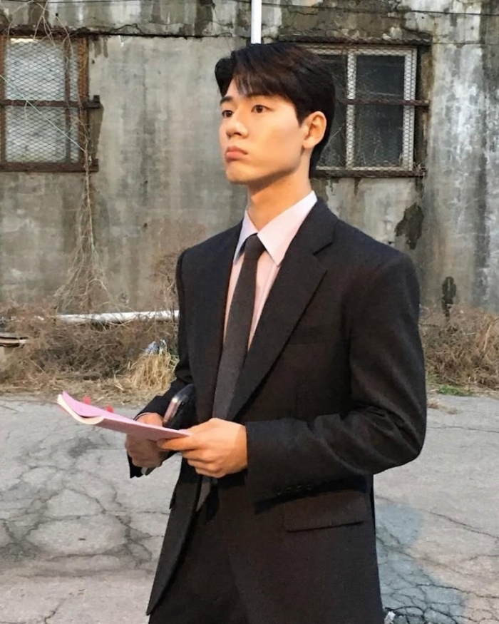 '신사장' 배현성, 촬영장 B컷…'갓벽'한 슈트핏 눈길