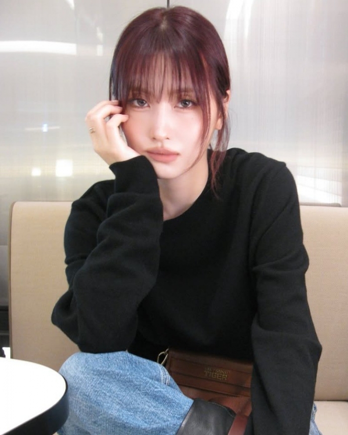 트와이스 모모, 심플한 데님룩 소화…세련美 발산