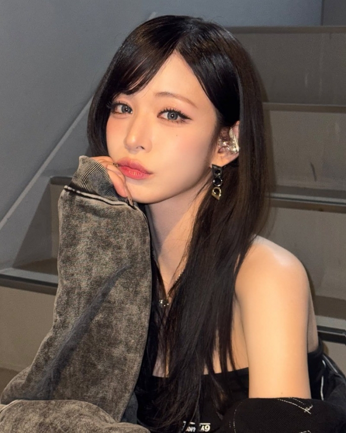 프로미스나인 이채영, 독보적 아우라 발산…"흑발 여신"
