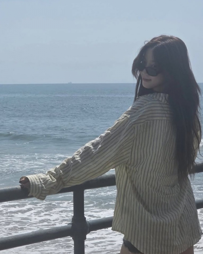 르세라핌 카즈하, 해변서 청량한 비주얼…"바다의 여신"