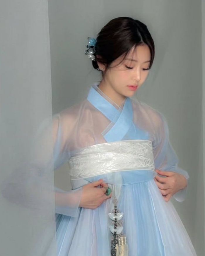 르세라핌 허윤진, 한복 자태 공개…우아한 매력 발산