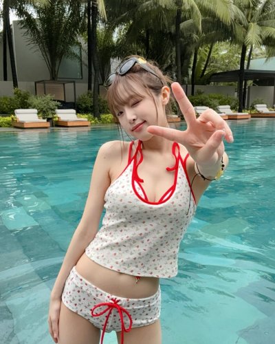 최예나, 수영장서 한쪽 눈 '찡긋'…깜찍한 수영복 자태