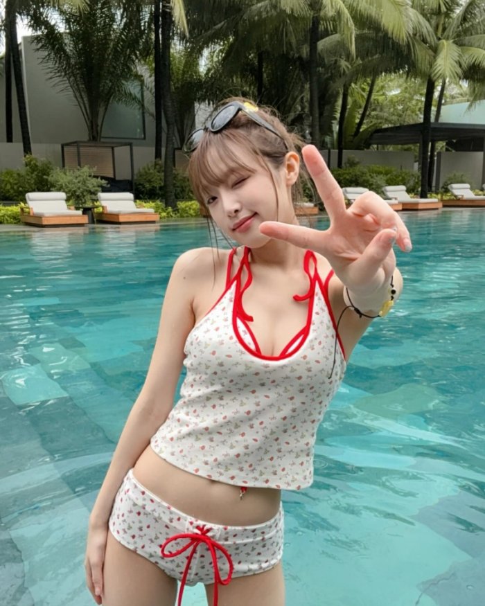 최예나, 수영장서 한쪽 눈 '찡긋'…깜찍한 수영복 자태