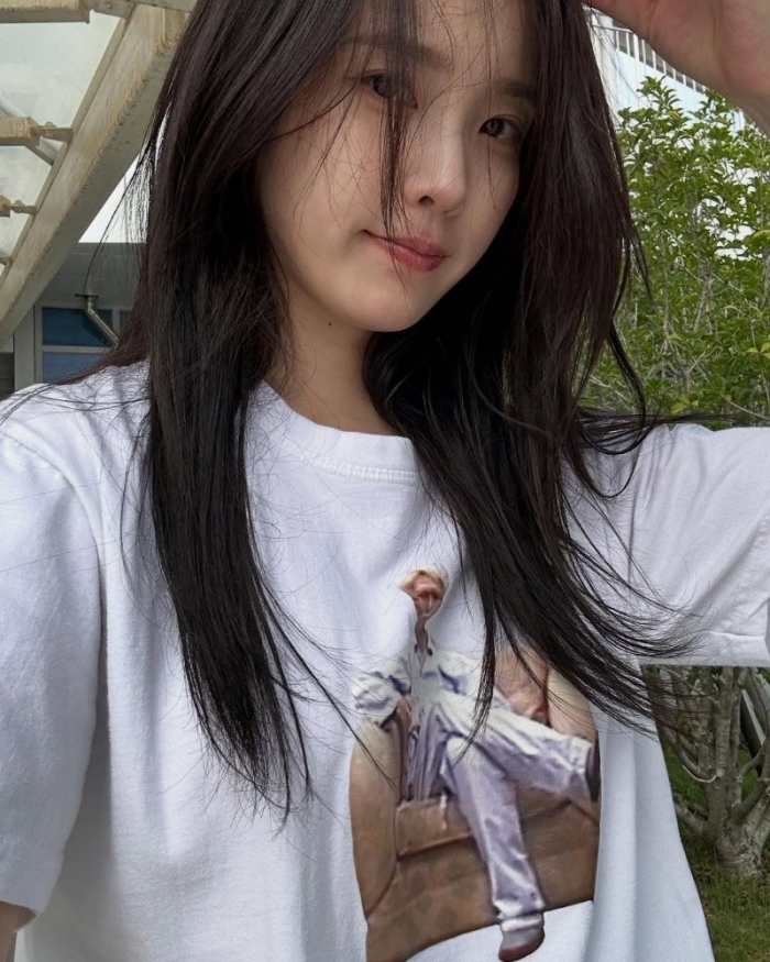 아이유, 이찬혁 굿즈 착용…이수현 "예쁜 옷만 입고 다니세요"