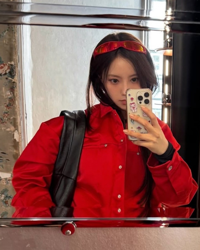 티아라 효민, 레드 포인트…런던서 뽐낸 감각적 스타일링