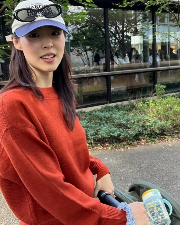이연희, 유모차 끌며 딸과 가을 산책…여전한 '동안 미모'