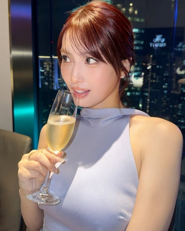 싱가포르 밝힌 트와이스 모모, 우아한 모습에 팬들 '심쿵'