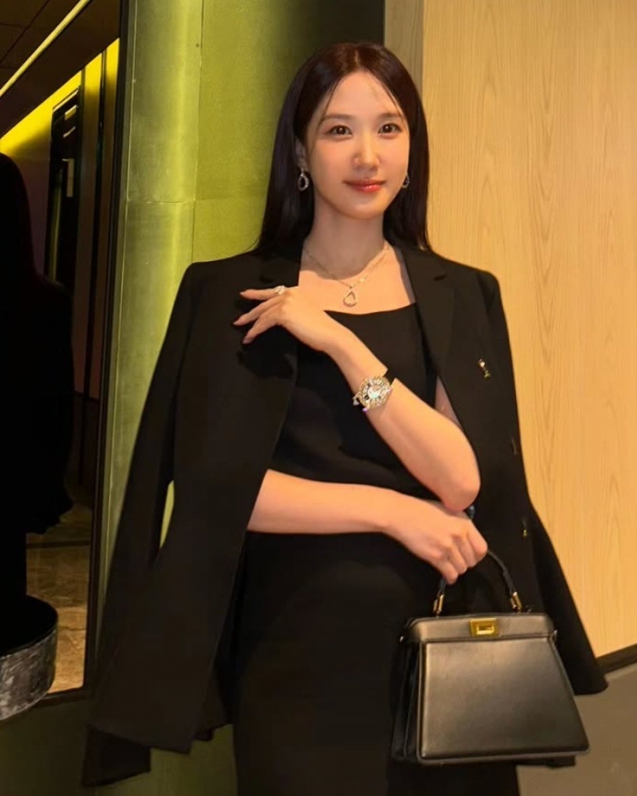 박은빈, 사진 한 장으로 뽐낸 우아美…"재벌가 영애같다"